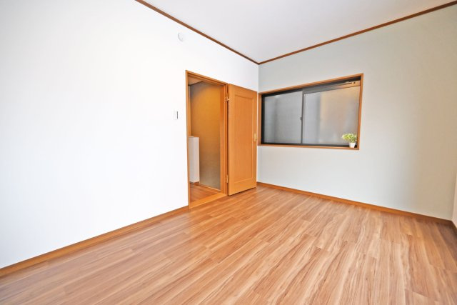吹田市岸部北３丁目中古一戸建て│4SLDK＋並列駐車2台可の洋室|洋室③約6帖
どんなインテリアにも馴染みやすいシンプルな洋室。家具の配置もしやすいです。