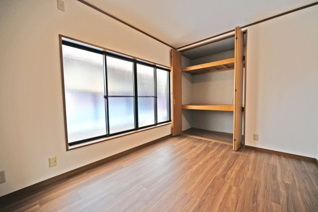 吹田市岸部北３丁目中古一戸建て│4SLDK＋並列駐車2台可の収納|こちらのお部屋もクローゼット付きで、衣類などもすっきり収納できます。