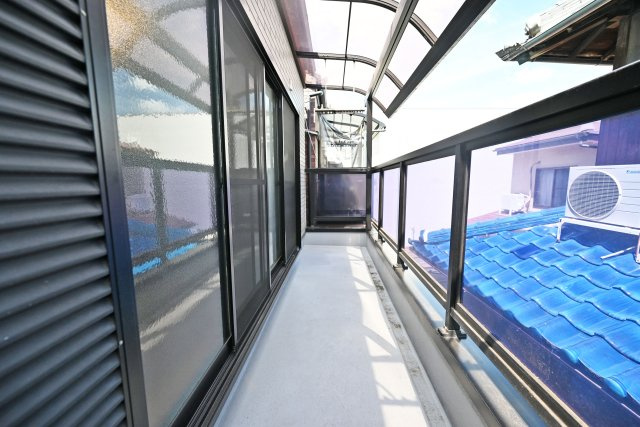 吹田市岸部北３丁目中古一戸建て│4SLDK＋並列駐車2台可のバルコニー|屋根付き仕様で、雨天時でも洗濯物を安心して干せます。