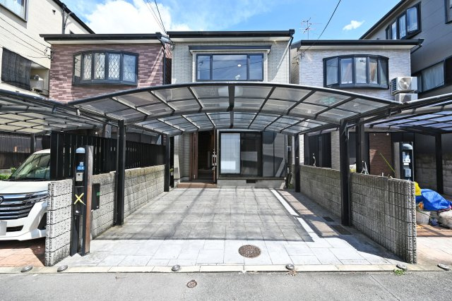 吹田市岸部北３丁目中古一戸建て│4SLDK＋並列駐車2台可の外観|2026年4月リフォーム済みのきれいな住まいです。並列駐車2台可能で、お車を2台所有されているご家庭にも嬉しい仕様。屋根裏収納も備え、季節物や普段使わない荷物の収納にも便利です。