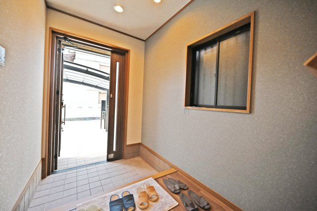 吹田市岸部北３丁目中古一戸建て│4SLDK＋並列駐車2台可の玄関|使い勝手の良い広さを確保した玄関は、靴の脱ぎ履きもスムーズに行えます。