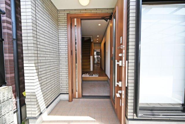 吹田市岸部北３丁目中古一戸建て│4SLDK＋並列駐車2台可の玄関|空家につき、お気軽に見学できます！