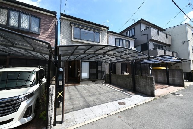吹田市岸部北３丁目中古一戸建て│4SLDK＋並列駐車2台可の外観|雨の日も安心のカーポート付きです。雨や日差しから大切なお車を守り、快適に乗り降りできるのが嬉しいポイントです。