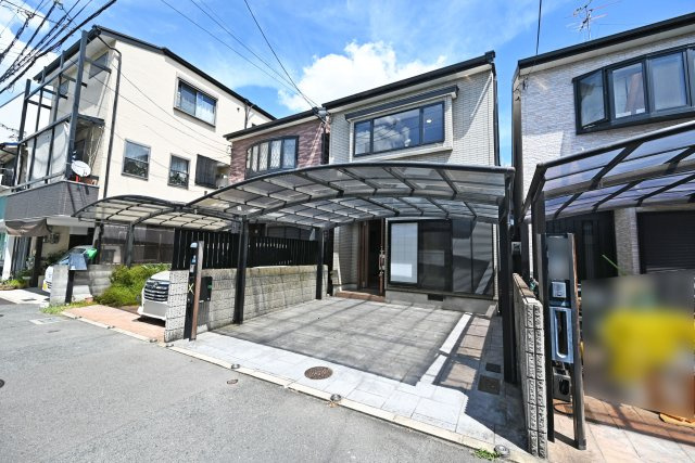 吹田市岸部北３丁目中古一戸建て│4SLDK＋並列駐車2台可の外観|ご不明な税金・諸費用についても丁寧にサポートいたします。現地見学で、住まいのイメージやご希望をぜひお聞かせください。