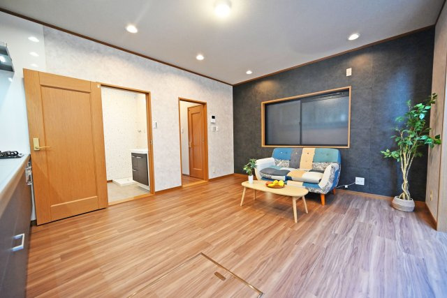 吹田市岸部北３丁目中古一戸建て│4SLDK＋並列駐車2台可の居間・リビング|LDK約10帖
家具の配置自由度が高く、さまざまなテイストのインテリアにも合わせやすい住空間です。お気に入りの家具を取り入れながら、自分好みのお部屋づくりを楽しめます。