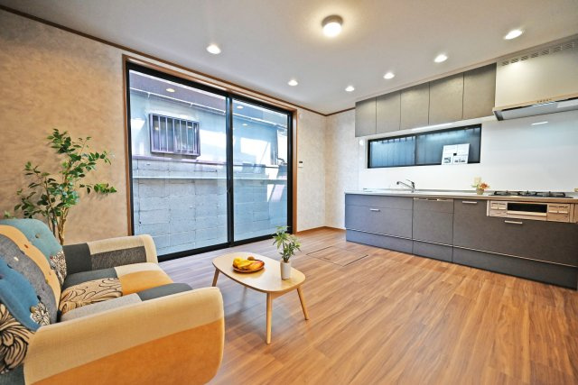 吹田市岸部北３丁目中古一戸建て│4SLDK＋並列駐車2台可のダイニング|キッチンとリビングに一体感を持たせ、家族のコミュニケーションがとりやすい設計です。