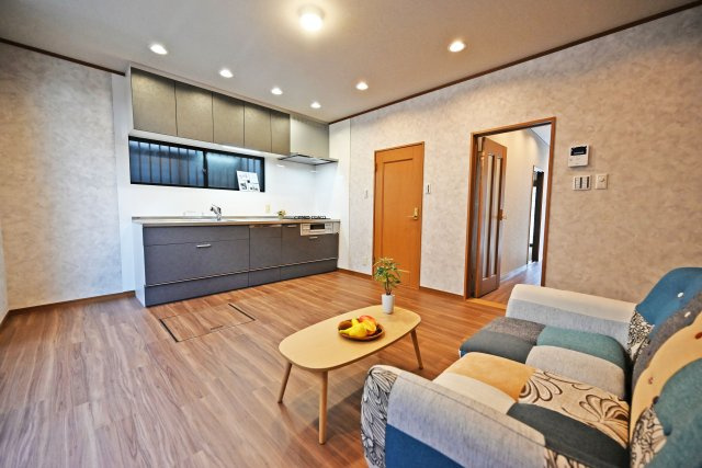 吹田市岸部北３丁目中古一戸建て│4SLDK＋並列駐車2台可の居間・リビング|人が集まりたくなる開放的な空間が、毎日の暮らしをより豊かに彩ります。