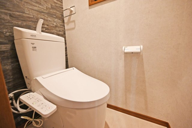吹田市岸部北３丁目中古一戸建て│4SLDK＋並列駐車2台可のトイレ|新調済みのトイレでウォシュレット機能が付いており、清潔で心地よくご利用いただけます。