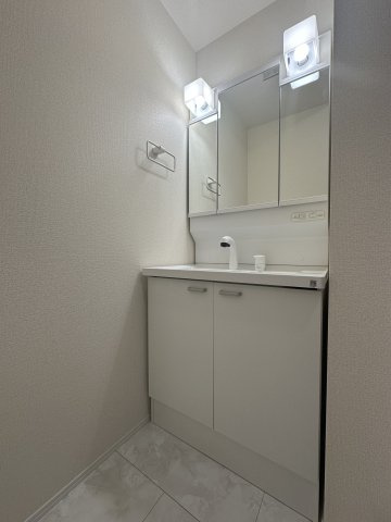 リーブルファイン鳴尾の洗面所|明るい洗面所です