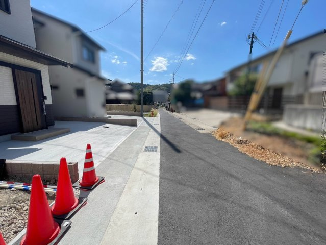 ◆全室２面採光で陽当たり良好◆天井収納付き３ＬＤＫ◆駐車２台可能◆山科区川田御興塚町の前面道路含む現地写真|前道