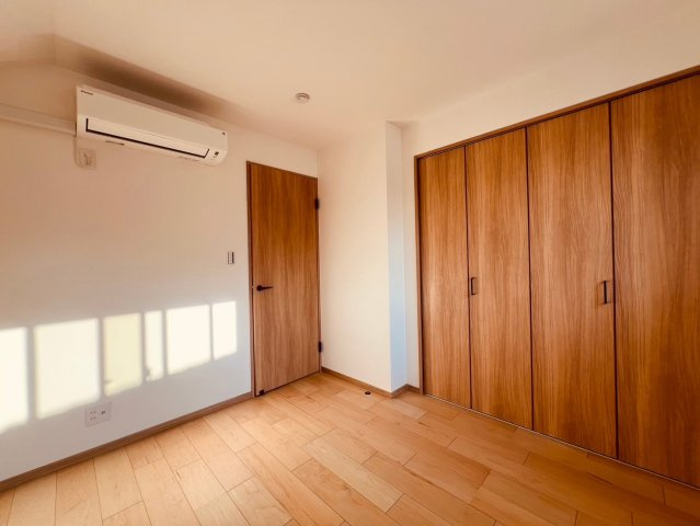 【洋室】 | 練馬区小竹町１丁目　未入居戸建て | 穏やかな寛ぎを届ける上質仕様のゆとりある洋室で自分時間を充実
