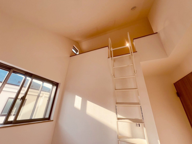 【収納】 | 練馬区小竹町１丁目　未入居戸建て | 窓付きで明るいロフト、多目的にお使いいただけます