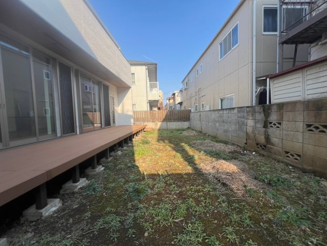 【庭】 | 練馬区小竹町１丁目　未入居戸建て | ウッドデッキ＆約10坪の庭が広がる、開放感あふれる外の空間