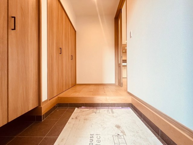 【玄関】 | 練馬区小竹町１丁目　未入居戸建て | すべてを迎え入れる玄関は明るさを強調した心地良い空間を演出