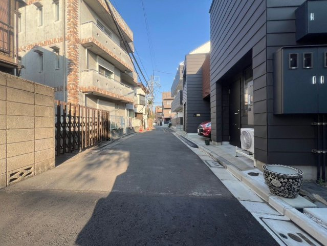 【前面道路含む現地写真】 | 練馬区小竹町１丁目　未入居戸建て | 落ち着いた住宅街の一角、穏やかな暮らしを育むエリアです