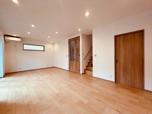 【居間・リビング】 | 練馬区小竹町１丁目　未入居戸建て | 何気のない家族団らんの時間、そんな幸せを感じさせてくれる場所