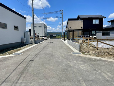 【前面道路含む現地写真】 | 【新築分譲住宅　～クレイドルガーデン～】 山形市東志戸田　第1　☆全2棟☆ | 【Frontal road】
忙しく過ぎゆく日常を忘れ去るほど、ゆったりした時間が流れる住環境。『快適』は「家」と「街」と「環境」が調和した時に訪れることだと改めて感じさせてくれます。