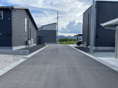 【前面道路含む現地写真】 | 【新築分譲住宅　～クレイドルガーデン～】 山形市東志戸田　第1　☆全2棟☆ | 【Frontal road】
忙しく過ぎゆく日常を忘れ去るほど、ゆったりした時間が流れる住環境。『快適』は「家」と「街」と「環境」が調和した時に訪れることだと改めて感じさせてくれます。
