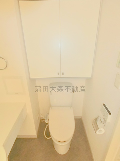 セレニティ久が原のトイレ|吊戸棚と温水洗浄便座付きのトイレ