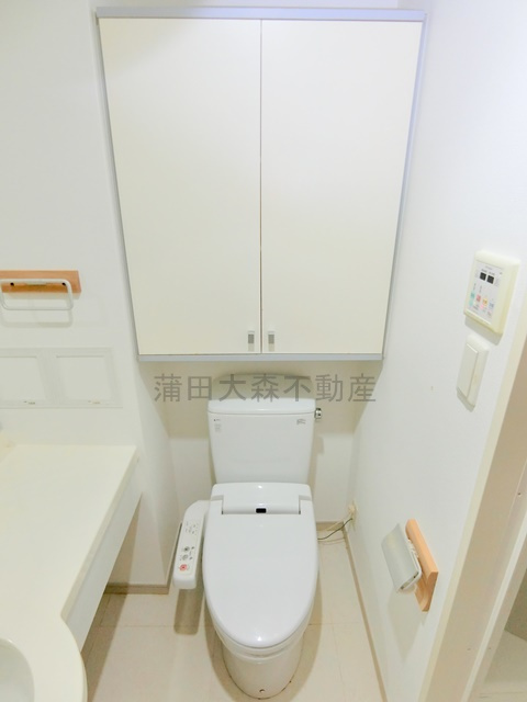 セレニティ久が原のトイレ|吊戸棚と温水洗浄便座付きのトイレ