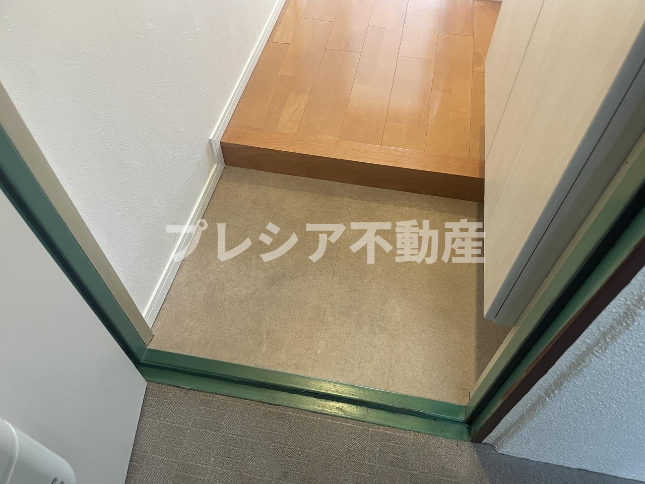 柳生マンションの玄関