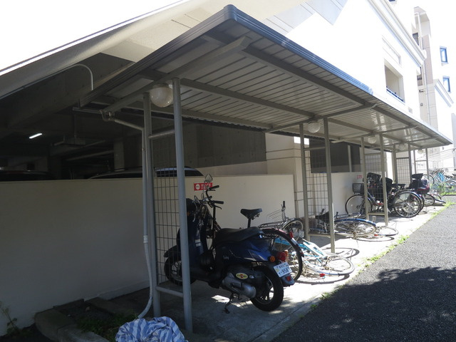 ベルノス３４のその他共用部分|敷地内に屋根付きの駐輪場あります♪