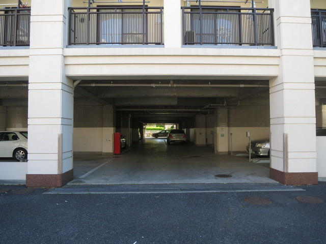 ベルノス３４の駐車場|敷地内に大きな駐車場あります♪