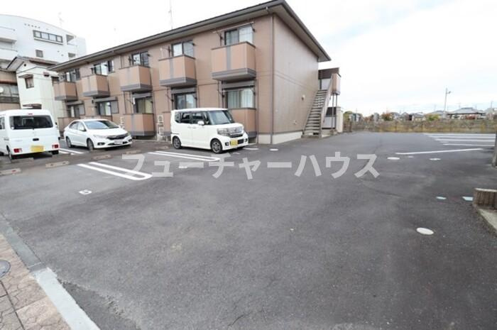 メゾンまるえの駐車場