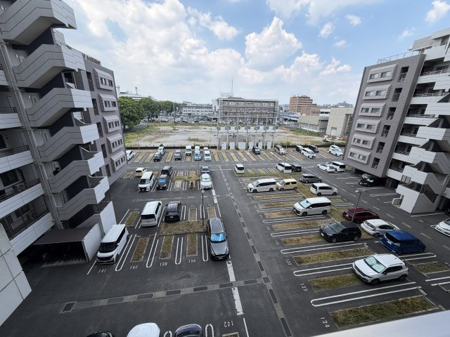 エイルマンション東町レガリアの駐車場