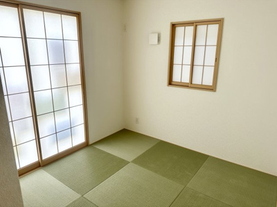 【内観：施工例】 | 【新築分譲住宅　～クレイドルガーデン～】山形市大野目第5　☆全1棟☆ | 【Japanese style room】
家事スペースやお子様の遊び場として、または客室として、大活躍間違いなしの和室。注目されているダイヤロン畳を使用。傷みづらくダニやカビの発生も抑えてくれます◎