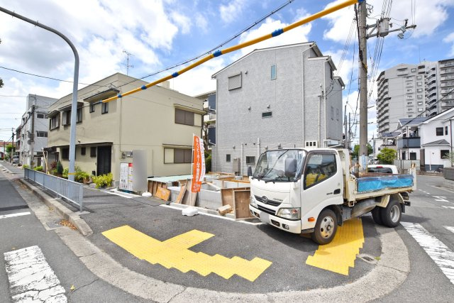 テラシエ長洲東通2丁目新築一戸建て│4LDK+駐車１台可の外観|建物だけでなく、前面道路や周辺の雰囲気も確認できる現地。住み始めてからの暮らしをイメージしながら、ぜひお気軽にご覧ください。