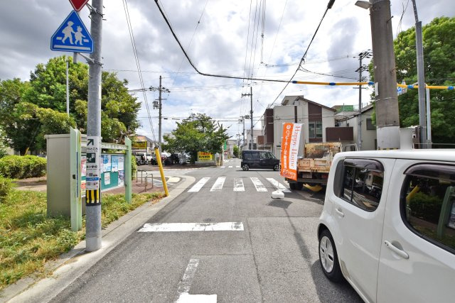 テラシエ長洲東通2丁目新築一戸建て│4LDK+駐車１台可の前面道路含む現地写真|前面道路は北側5.9ｍ、東側公道5.5ｍです。