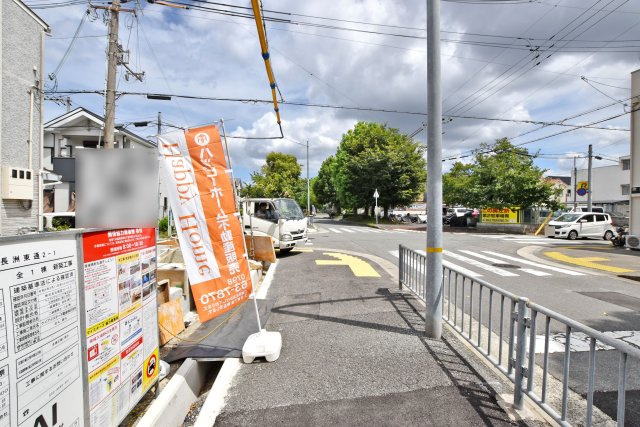 テラシエ長洲東通2丁目新築一戸建て│4LDK+駐車１台可の前面道路含む現地写真|前面道路は北側5.9ｍ、東側公道5.5ｍです。