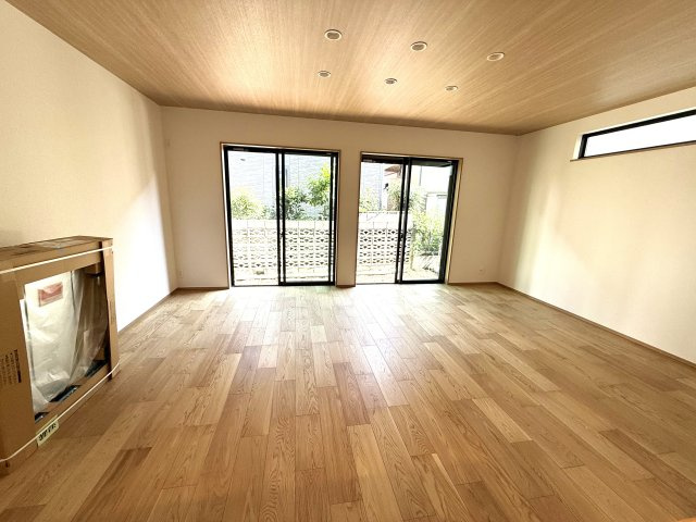 【居間・リビング】 | 【仲介手数料２７０万円が無料！】■太陽光発電＋蓄電池■住宅性能評価６項目で最高評価■ＺＥＨ水準