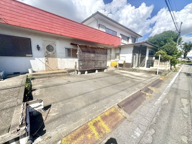 【中古戸建】邑楽郡大泉町坂田の外観|■外観｜駐車スペースからお買い物後もスムーズにお荷物を運べます♪