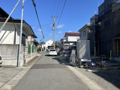 【前面道路含む現地写真】 | 【新築分譲住宅　～クレイドルガーデン～】 山形市桜田西　第3　☆全2棟☆ | 忙しく過ぎゆく日常を忘れ去るほど、ゆったりした時間が流れる住環境。『快適』は「家」と「街」と「環境」が調和した時に訪れることだと改めて感じさせてくれます。