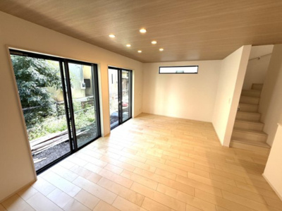 【居間・リビング】 | 【仲介手数料２７０万円が無料！】■太陽光発電＋蓄電池■住宅性能評価６項目で最高評価■ＺＥＨ水準 | 【諸費用万円２７０ＯＦＦ！】
決算特別キャンペーン！
家計応援サービスの限界に挑戦中！
■高台
■住宅性能評価６項目で最高評価
■太陽光発電＋蓄電池
■ＺＥＨ住宅
■２ｍくらいの南庭
■４ＬＤＫ