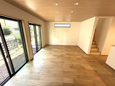 【居間・リビング】 | 【仲介手数料２７０万円が無料！】■太陽光発電＋蓄電池■住宅性能評価６項目で最高評価■ＺＥＨ水準