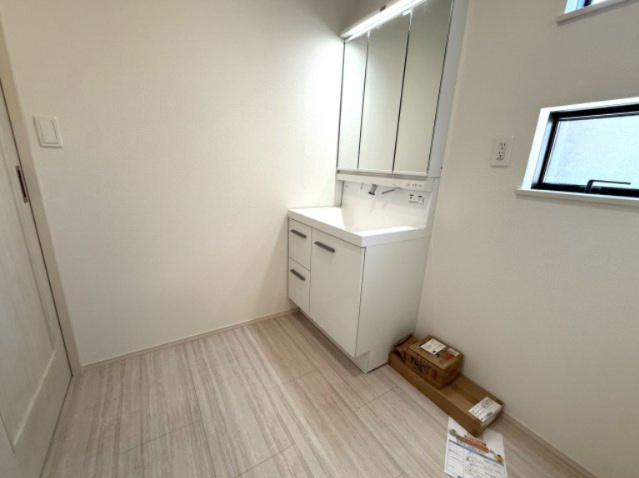 【独立洗面台】 | 【仲介手数料２７０万円が無料！】■太陽光発電＋蓄電池■住宅性能評価６項目で最高評価■ＺＥＨ水準 | 【諸費用万円２７０ＯＦＦ！】
決算特別キャンペーン！
家計応援サービスの限界に挑戦中！
■高台
■住宅性能評価６項目で最高評価
■太陽光発電＋蓄電池
■ＺＥＨ住宅
■２ｍくらいの南庭
■４ＬＤＫ