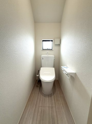 【トイレ】 | 【仲介手数料２７０万円が無料！】■太陽光発電＋蓄電池■住宅性能評価６項目で最高評価■ＺＥＨ水準 | 【諸費用万円２７０ＯＦＦ！】
決算特別キャンペーン！
家計応援サービスの限界に挑戦中！
■高台
■住宅性能評価６項目で最高評価
■太陽光発電＋蓄電池
■ＺＥＨ住宅
■２ｍくらいの南庭
■４ＬＤＫ