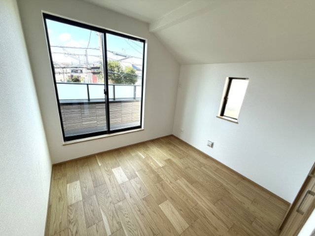 【洋室】 | 【仲介手数料２７０万円が無料！】■太陽光発電＋蓄電池■住宅性能評価６項目で最高評価■ＺＥＨ水準 | 【諸費用万円２７０ＯＦＦ！】
決算特別キャンペーン！
家計応援サービスの限界に挑戦中！
■高台
■住宅性能評価６項目で最高評価
■太陽光発電＋蓄電池
■ＺＥＨ住宅
■２ｍくらいの南庭
■４ＬＤＫ