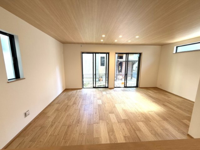 【居間・リビング】 | 【仲介手数料２７０万円が無料！】■太陽光発電＋蓄電池■住宅性能評価６項目で最高評価■ＺＥＨ水準 | 【諸費用万円２７０ＯＦＦ！】
決算特別キャンペーン！
家計応援サービスの限界に挑戦中！
■高台
■住宅性能評価６項目で最高評価
■太陽光発電＋蓄電池
■ＺＥＨ住宅
■２ｍくらいの南庭
■４ＬＤＫ
