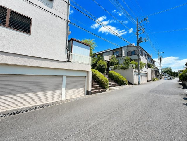 【前面道路含む現地写真】 | 藤和コミュニティーハウス鶴川　鶴川駅約15分/駐車場有/庭付き | ◆前面道路も幅員があり車の運転も安心！前面道路は閑静な住宅地。車通りの少ない道路です。お子様にも安心です。