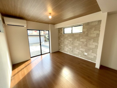 【内観：施工例】 | 【新築分譲住宅　～ LIGARE　リガーレ～　】山形市北町4丁目　1期2棟 | （施工例）光が溢れ、風も溢れ、居心地のよい住空間、自然体で過ごせる住空間にリビングを。それは住むというシンプルなカタチをどこまでも追求してきた結果です。新築の厳かな居住性を身体全体で感じられます。