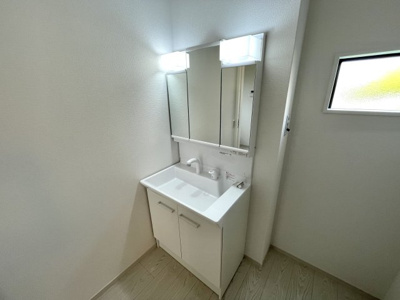 【内観：施工例】 | 【新築分譲住宅　～ LIGARE　リガーレ～　】山形市五十鈴2丁目　1期2棟 | （施工例）ミラーを手前に引けば、楽な姿勢で髭剃りやメイクができます。合わせ鏡にすればヘアスタイルのチェックもラクラク。洗面化粧台のミラー裏にはたっぷり入る収納スペースを設けています(*´▽｀*)