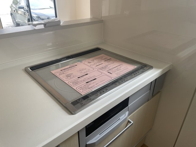 【キッチン】 | 【新築分譲住宅　～ LIGARE　リガーレ～　】山形市五十鈴2丁目　1期2棟 | IHクッキングヒーターは、電磁誘導を利用して鍋自体を加熱する調理器具です。火を使わず、安全で効率的に調理ができ、温度調節も簡単です。ガスを使わないため、火を使う心配がなく、油の飛び散りも抑えられます。