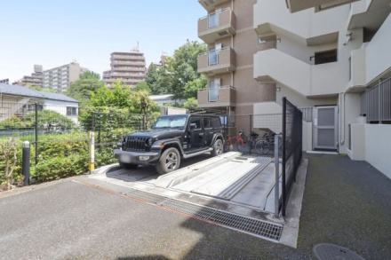 グローリオ板橋本町パークサイドの駐車場