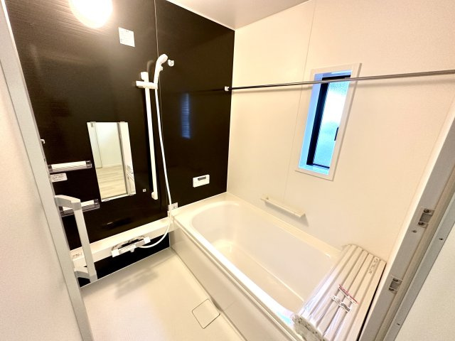 【内観：施工例】 | 【新築分譲住宅　～クレイドルガーデン～】 東根市蟹沢　第5　☆全3棟☆ | 【Bathroom】
ゆったりとした大き目の浴槽が嬉しい。毎日の疲れを取る癒しの場所だからこそこだわった空間です。リラックスできる優しいカラーで、時を忘れるほどのんびりできる空間に。