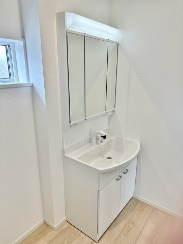 【内観：施工例】 | 【新築分譲住宅　～クレイドルガーデン～】東根市神町東　第5　☆全1棟☆ | 【Bathroom vanity】
脱衣スペースを含む空間はゆとりの広さを設け、また洗面化粧台の鏡の後ろに収納スペースを設ける事により、散らかりやすい洗面スペースをスッキリ保てます。