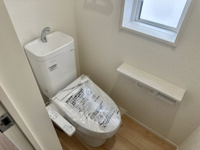 【内観：施工例】 | 【新築分譲住宅　～クレイドルガーデン～】 　山辺町山辺　第13　全1棟 | 【Toilet】
ウォシュレット機能付きシャワートイレは、ツイントルネード洗浄なので、少ない水でもしっかりと前方の返し部分から後方部までしっかり洗浄！